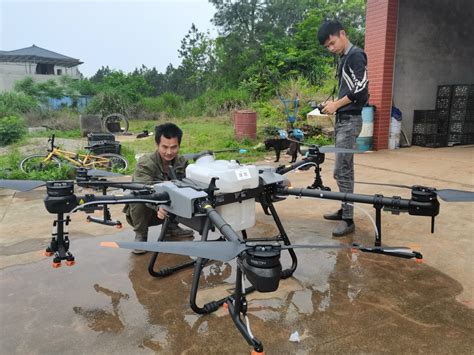 啥叫现代农业？20多架无人机一起撒农药 场面壮观 - 邹城 - 县区 - 济宁新闻网