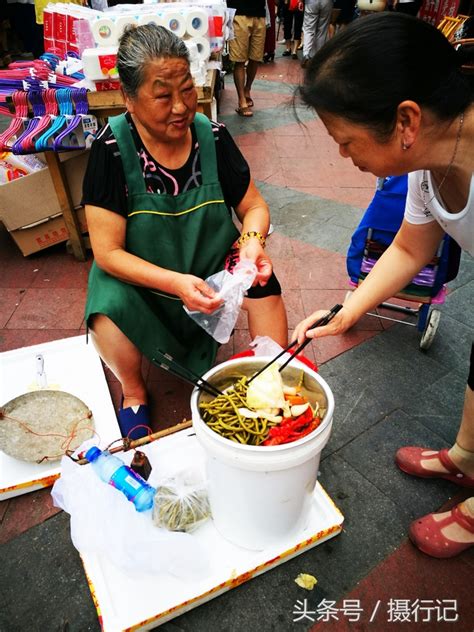 老奶奶农贸市场卖泡菜，泡豇豆、泡广椒、泡白菜等出售价5元一斤-搜狐大视野-搜狐新闻
