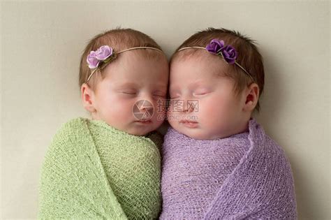 双胞胎新生女婴在浅绿色和熏衣草包扎材高清图片下载-正版图片503315629-摄图网