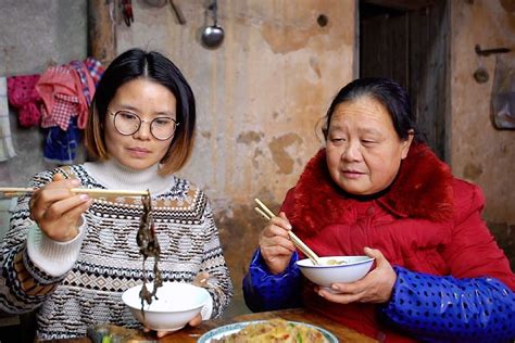 农村人吃饭不讲究，儿子不在家，看婆婆给儿媳妇做啥吃的_凤凰网视频_凤凰网