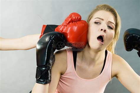 拳击比赛中,戴拳击手套的女人被打,下巴受伤高清图片下载-正版图片300881285-摄图网