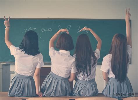 毕业季海报背景毕业 毕业季穿校服的四个女孩手比背景图片免费下载 - 觅知网