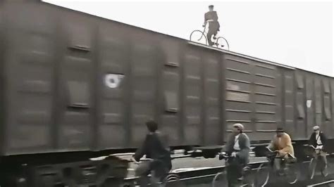 《铁道游击队》火车上骑单车能玩得这么溜 只服你厉害了