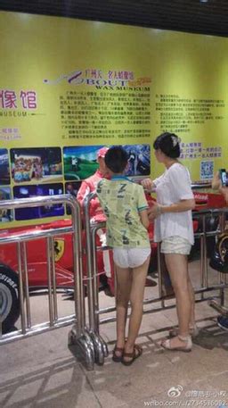 广州：男孩穿内裤看蜡像 被网友调侃霸气过超人(图)|内裤|网友质疑_凤凰资讯