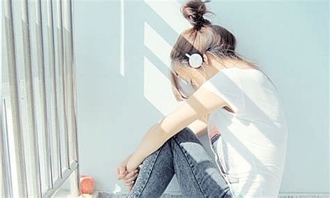 温柔女生头像戴耳机