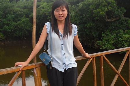 导游小吴是海南本地人，在三亚读书并留在三亚从事旅游行业工作。多年的三亚生活让她熟悉三亚的每条大街小巷