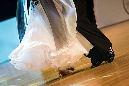 夫妇在舞蹈比赛上跳舞交谊舞高清图片下载-正版图片504519839-摄图网