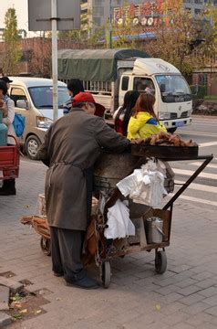 卖烤红薯的老人,生活场景,人物百态,摄影,汇图网www.huitu.com