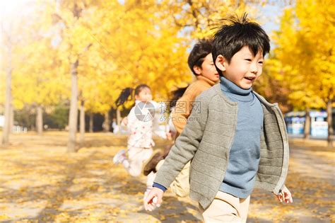 秋天树林中男孩女孩在户外玩耍高清图片下载-正版图片501923332-摄图网