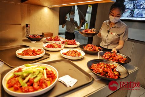 【组图】北京大部分区域恢复堂食 6日零时簋街餐馆迎来首拨食客_东直门内_中国_视觉
