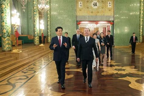 俄罗斯总理梅德韦杰夫做客中国驻俄使馆庆祝中国春节__凤凰网