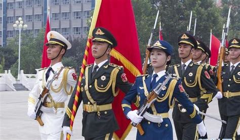 中国人民解放军三军仪仗队升国旗仪式，这一幕太震撼了
