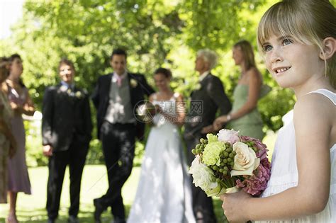 披着婚纱的新娘抱着手捧花高清图片下载-正版图片502292804-摄图网