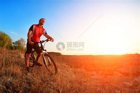 在自然背景下骑单车一轮自行车的年轻高清图片下载-正版图片503541962-摄图网