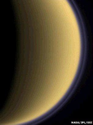 土卫六和我们生活的地球，拥有极高的相似度，但它实在有些奇怪 - 黑点红黑点红
