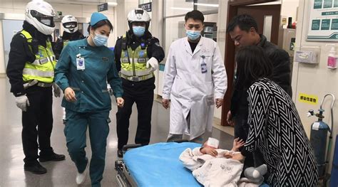 交通晚高峰时，一名被烫伤的幼童急需送医，郑州交警接力开道-大河新闻