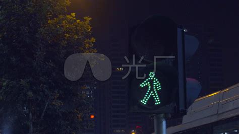 南昌街头现“申请式”行人过街红绿灯（图）凤凰网江西_凤凰网
