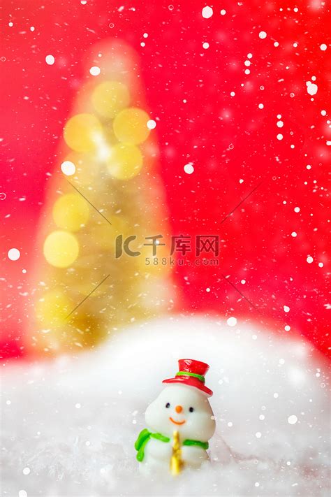 圣诞节冬季雪人雪地下雪摄影图配图高清摄影大图-千库网