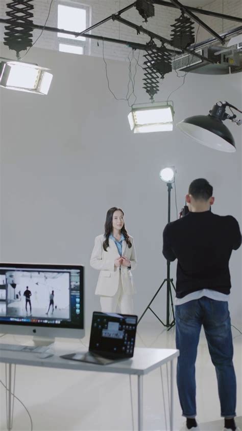 拍摄中的模特和摄影师—高清视频下载、购买_视觉中国视频素材中心
