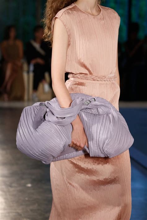 麦丝玛拉 Max Mara 2019早春度假系列发布秀细节(Resort 2019) - Milan - 天天时装-口袋里的时尚指南