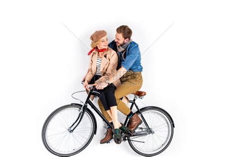 快乐的情侣坐在自行车上看着彼此在白色高清图片下载-正版图片502888247-摄图网
