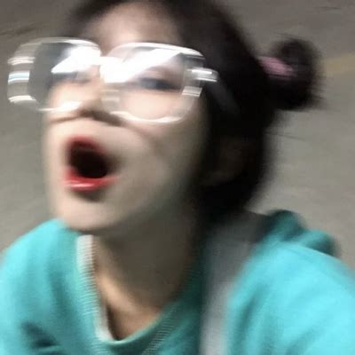甜美女生头像带光头