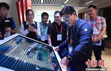【中国新闻网】香港各界青年参观中科院创新成果展----中国科学院