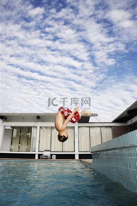 男孩 (7-9) 跳进游泳池侧视图高清摄影大图-千库网