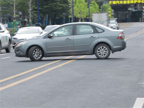 驾照考试，科目三如何安全通过红绿灯十字路口？要注意3点