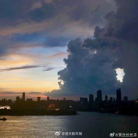 武汉大雨后现变幻莫测天空 犹如“科幻片”场景_新浪图片