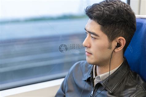 男性在高铁上听音乐高清图片下载-正版图片501112552-摄图网