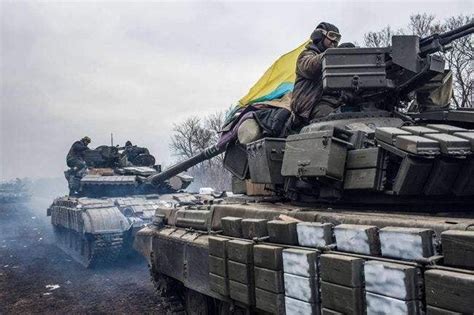 乌军新型坦克被击毁！外形与俄军坦克傻傻分不清，被火炮一发入魂|乌克兰|主战坦克|俄军_新浪新闻