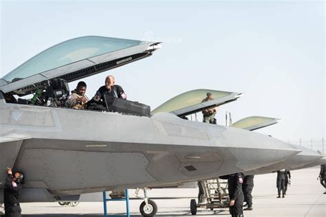 给大家伙随便看！美国空军F22多机现身迪拜航展_新浪图片