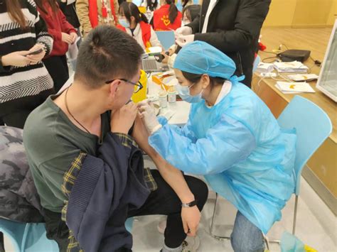 安徽新闻网：现场|安医大二附院新冠疫苗临时接种点井然有序