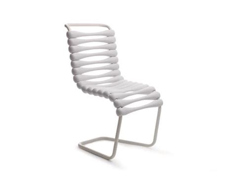 一个可堆叠的圆珠骨头椅子-意大利Gufram家具制造商出品。轻松的金属框架元素和各种颜色的方式带来一点新鲜的设计
