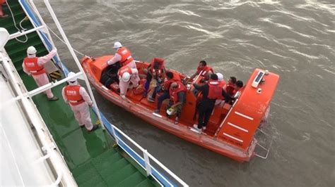 渔船在长江口风浪中搁浅，救助船10分钟到场救起全部船员_凤凰网视频_凤凰网