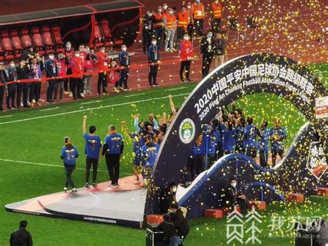 新王登基！ 江苏苏宁易购队夺得江苏职业足球历史首个中超冠军