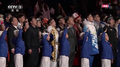 东京奥运会升国旗奏国歌时，他们一个动作令人肃然起敬！
