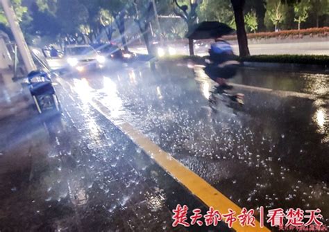 大雨来袭，行色匆匆_武汉_新闻中心_长江网_cjn.cn