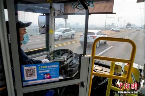 武汉双层公交乘客讲述被“削顶”瞬间 司机急刹车，车厢传出哀嚎_湖北频道_凤凰网