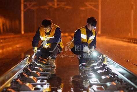 【网络媒体走转改】北京首班春运列车始发 铁路员工深夜检查确保安全 - 看点 - 华声在线