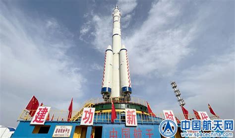 “神箭”长二F与神十五飞船组合体已转运至发射区_中国航天科技集团