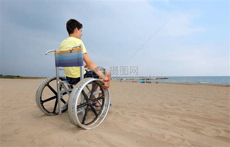坐在轮椅上的残疾男孩高清图片下载-正版图片503888476-摄图网
