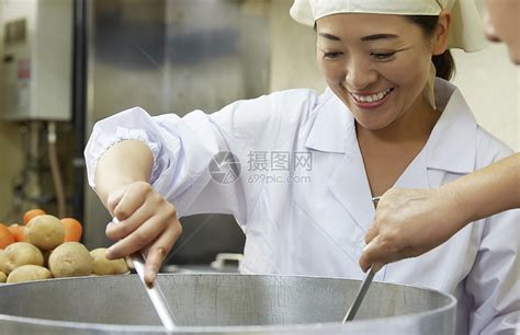中年女性食堂做饭高清图片下载-正版图片502151569-摄图网