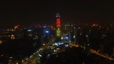 中国最大的自营式电商企业点亮济南第一高媒_济南地标媒体|济南绿地中心第一高媒广告官方网站