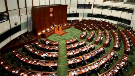 周新政博士正式向澳门立法会第七届议员选举管理办公室递交提名表_法律