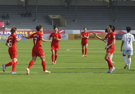 正在视频直播：中国女足vs韩国女足_中国女足夺冠现场:主教练被抛起_中国女足半场0比2韩国_决赛