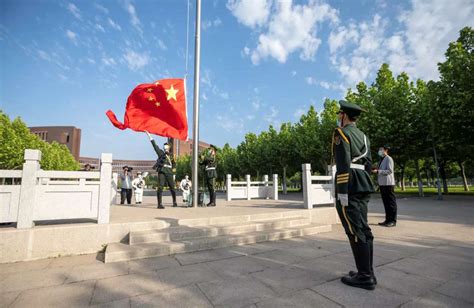 在520这天，天大师生用特殊的升旗仪式告白伟大祖国 - 天津大学党委 - 思政网育人号