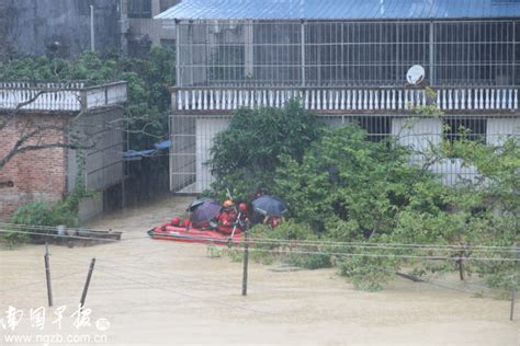 安徽一车辆被洪水围困 救援人员绳索相连救出被困人员_手机新浪网