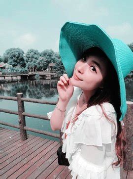 钟靓一个睿智中透着可爱的姑娘图片